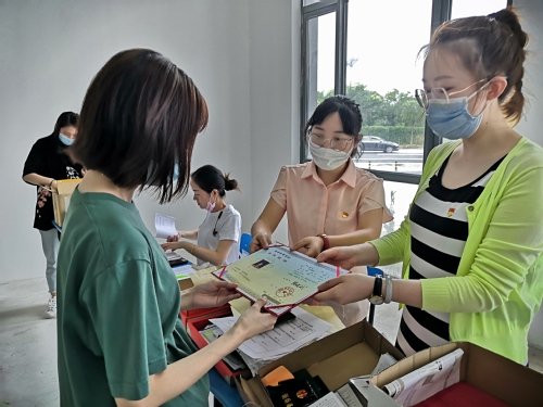同题参见疫情放慢了毕业的节奏